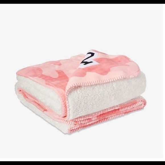 VS Pink pink Camo Sherpa Blanket new! - Picture 3 of 4